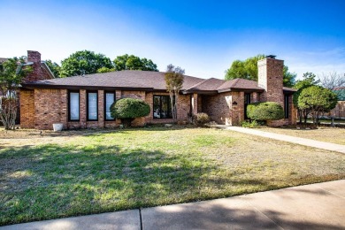 This charming 4-bedroom, 3-bathroom home, located near Lakeridge on LakeRidge Country Club in Texas - for sale on GolfHomes.com, golf home, golf lot