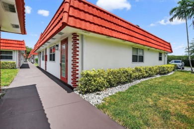Welcome home! This one-story end-unit villa has 1 bedroom and 1 on Kings Point Golf - Executive in Florida - for sale on GolfHomes.com, golf home, golf lot