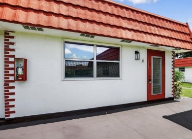 Welcome home! This one-story end-unit villa has 1 bedroom and 1 on Kings Point Golf - Executive in Florida - for sale on GolfHomes.com, golf home, golf lot