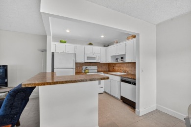 Welcome home! This one-story end-unit villa has 1 bedroom and 1 on Kings Point Golf - Executive in Florida - for sale on GolfHomes.com, golf home, golf lot