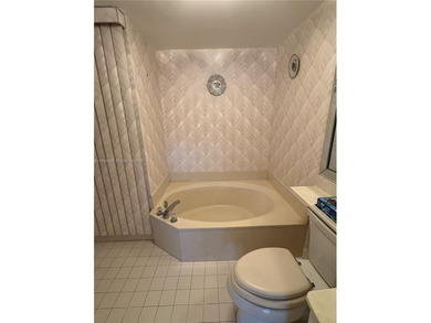 55+ Community, Move-in ready 2 bedroom + den, spacious enclosed on Sunrise Lakes Phase III in Florida - for sale on GolfHomes.com, golf home, golf lot