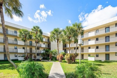 Beautifully updated 2BD/2BA condo at The Palms of Deer Creek in on Deer Creek Golf Club in Florida - for sale on GolfHomes.com, golf home, golf lot
