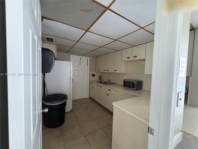 55+ Community, Move-in ready 2 bedroom + den, spacious enclosed on Sunrise Lakes Phase III in Florida - for sale on GolfHomes.com, golf home, golf lot