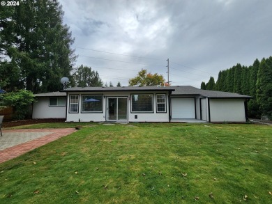 Open House Sunday 10/20/24 1:00-3:00. Want to live on the golf on Arrowhead Golf Club in Oregon - for sale on GolfHomes.com, golf home, golf lot