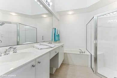 TREMENDOUS OPPORTUNITY FOR THIS COZY 2BR+DEN, 2 BA VILLA on Ibis Golf and Country Club in Florida - for sale on GolfHomes.com, golf home, golf lot