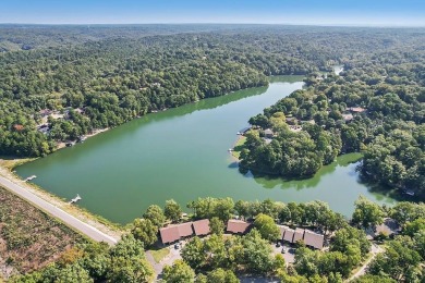This charming and updated 2-bedroom, 2-bath townhome on Lake on Bella Vista Country Club - Berksdale in Arkansas - for sale on GolfHomes.com, golf home, golf lot