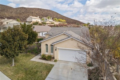 This beautiful single story home is in gate guarded 55+ on Menifee Lakes Country Club - Lakes in California - for sale on GolfHomes.com, golf home, golf lot