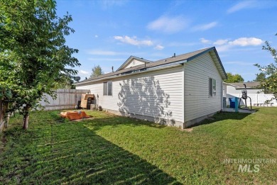 Welcome to this charming single level home in South Nampa, where on Hunters Point Golf Club in Idaho - for sale on GolfHomes.com, golf home, golf lot