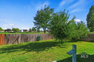 Welcome to this charming single level home in South Nampa, where on Hunters Point Golf Club in Idaho - for sale on GolfHomes.com, golf home, golf lot