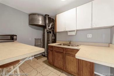 LOCATION LOCATION, CLEAN UPDATED 2 BDRM, 2 BATH, RANCH IN on Bay Pointe Golf Club in Michigan - for sale on GolfHomes.com, golf home, golf lot