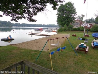 LOCATION LOCATION, CLEAN UPDATED 2 BDRM, 2 BATH, RANCH IN on Bay Pointe Golf Club in Michigan - for sale on GolfHomes.com, golf home, golf lot