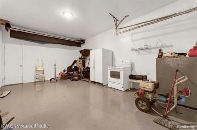 LOCATION LOCATION, CLEAN UPDATED 2 BDRM, 2 BATH, RANCH IN on Bay Pointe Golf Club in Michigan - for sale on GolfHomes.com, golf home, golf lot