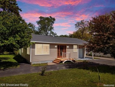 LOCATION LOCATION, CLEAN UPDATED 2 BDRM, 2 BATH, RANCH IN on Bay Pointe Golf Club in Michigan - for sale on GolfHomes.com, golf home, golf lot