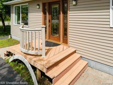 LOCATION LOCATION, CLEAN UPDATED 2 BDRM, 2 BATH, RANCH IN on Bay Pointe Golf Club in Michigan - for sale on GolfHomes.com, golf home, golf lot