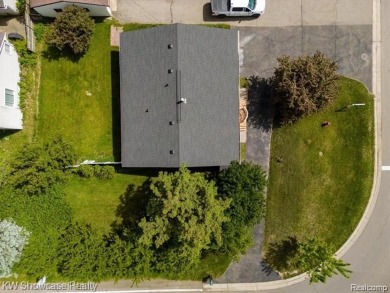 LOCATION LOCATION, CLEAN UPDATED 2 BDRM, 2 BATH, RANCH IN on Bay Pointe Golf Club in Michigan - for sale on GolfHomes.com, golf home, golf lot