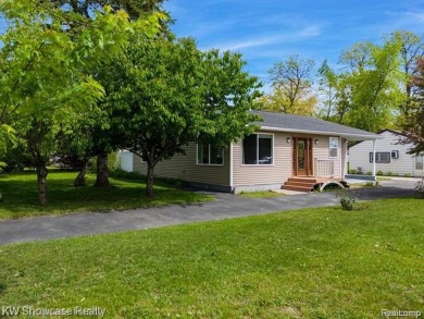 LOCATION LOCATION, CLEAN UPDATED 2 BDRM, 2 BATH, RANCH IN on Bay Pointe Golf Club in Michigan - for sale on GolfHomes.com, golf home, golf lot