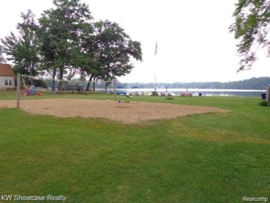 LOCATION LOCATION, CLEAN UPDATED 2 BDRM, 2 BATH, RANCH IN on Bay Pointe Golf Club in Michigan - for sale on GolfHomes.com, golf home, golf lot