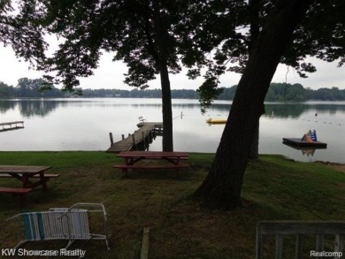 LOCATION LOCATION, CLEAN UPDATED 2 BDRM, 2 BATH, RANCH IN on Bay Pointe Golf Club in Michigan - for sale on GolfHomes.com, golf home, golf lot