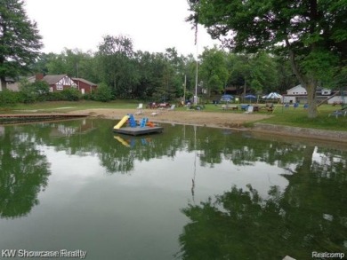 LOCATION LOCATION, CLEAN UPDATED 2 BDRM, 2 BATH, RANCH IN on Bay Pointe Golf Club in Michigan - for sale on GolfHomes.com, golf home, golf lot