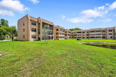 Beautifully updated 1 bed, 1.5 bath condo in the heart of on Sunrise Lakes Phase IV Golf Course in Florida - for sale on GolfHomes.com, golf home, golf lot