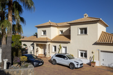 Fantastic villa incl. a brand new apartment. Two plots. on La Sella Golf Resort in Valencian Community - for sale on GolfHomes.com, golf home, golf lot