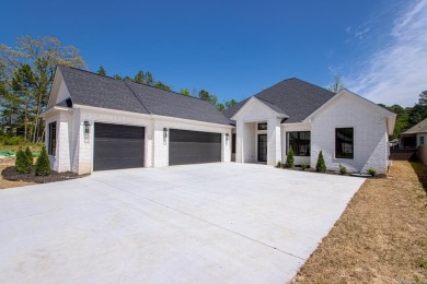 This inviting home is located a 219 Arlington Park Terrace in on Hot Springs Golf and Country Club in Arkansas - for sale on GolfHomes.com, golf home, golf lot