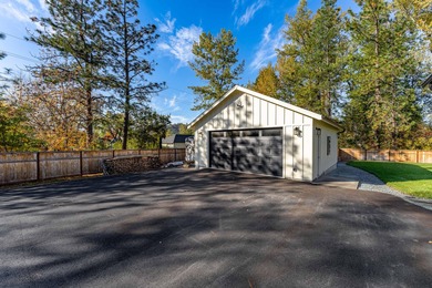 Rare single-level living on nearly an acre inside the city on Grants Pass Golf Club in Oregon - for sale on GolfHomes.com, golf home, golf lot