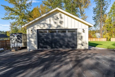 Rare single-level living on nearly an acre inside the city on Grants Pass Golf Club in Oregon - for sale on GolfHomes.com, golf home, golf lot