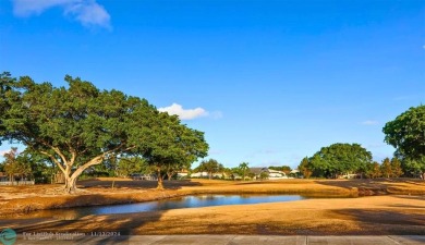 Charming 3 br / 2.5 bath unfurnished townhouse along the 16th on Jacaranda Golf Club in Florida - for sale on GolfHomes.com, golf home, golf lot