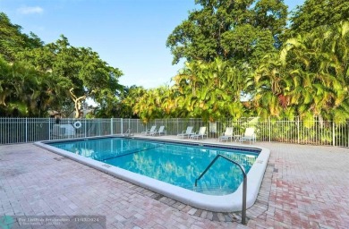 Charming 3 br / 2.5 bath unfurnished townhouse along the 16th on Jacaranda Golf Club in Florida - for sale on GolfHomes.com, golf home, golf lot