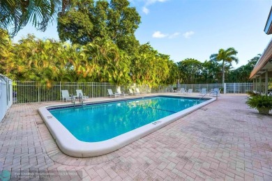 Charming 3 br / 2.5 bath unfurnished townhouse along the 16th on Jacaranda Golf Club in Florida - for sale on GolfHomes.com, golf home, golf lot