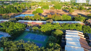 Charming 3 br / 2.5 bath unfurnished townhouse along the 16th on Jacaranda Golf Club in Florida - for sale on GolfHomes.com, golf home, golf lot