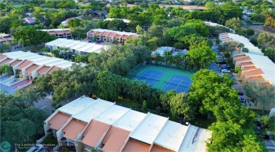 Charming 3 br / 2.5 bath unfurnished townhouse along the 16th on Jacaranda Golf Club in Florida - for sale on GolfHomes.com, golf home, golf lot