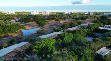 Charming 3 br / 2.5 bath unfurnished townhouse along the 16th on Jacaranda Golf Club in Florida - for sale on GolfHomes.com, golf home, golf lot