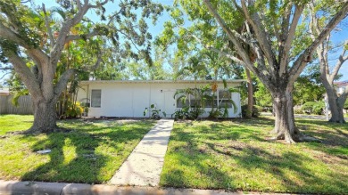Vintage modern duplex with mirrored 2 bedrooms and 2 baths on on The Renaisssance Vinoy Golf Club in Florida - for sale on GolfHomes.com, golf home, golf lot