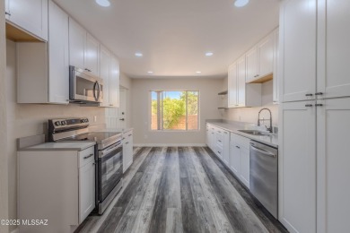 Stunning, completely remodeled townhome in the heart of Green on Country Club of Green Valley in Arizona - for sale on GolfHomes.com, golf home, golf lot