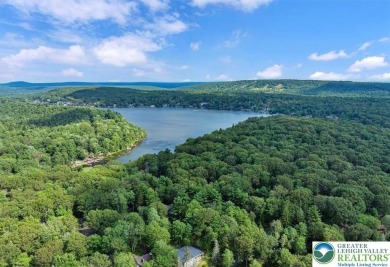 Step into this 3-bedroom, 2-bath Lake Harmony home showcasing on Split Rock Resort and Country Club in Pennsylvania - for sale on GolfHomes.com, golf home, golf lot