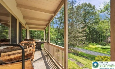 Step into this 3-bedroom, 2-bath Lake Harmony home showcasing on Split Rock Resort and Country Club in Pennsylvania - for sale on GolfHomes.com, golf home, golf lot