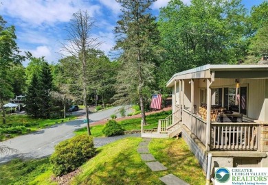 Step into this 3-bedroom, 2-bath Lake Harmony home showcasing on Split Rock Resort and Country Club in Pennsylvania - for sale on GolfHomes.com, golf home, golf lot