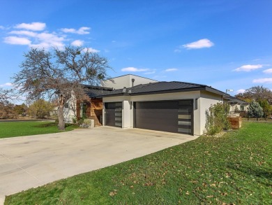 **Stunning Luxury Modern Home in Horseshoe Bay**Welcome to your on Apple Rock Golf Course - Horseshoe Bay in Texas - for sale on GolfHomes.com, golf home, golf lot