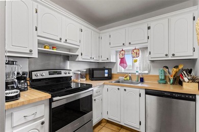 Beautifully maintained top-floor unit in sought-after Hollybrook on Hollybrook Golf and Tennis Club  in Florida - for sale on GolfHomes.com, golf home, golf lot