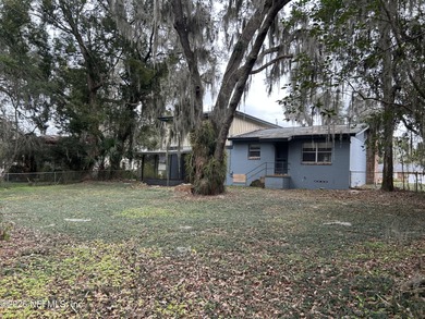 STUNNING 4/2.5 SPLIT LEVEL LESS THAN 3 BLOCKS FROM HYDE PARK on Hyde Park Golf Club in Florida - for sale on GolfHomes.com, golf home, golf lot