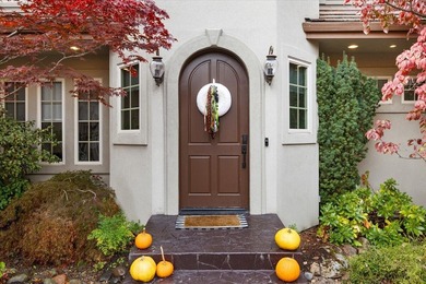 Estate Living on Rogue Valley Country Club.Extensively updated on Rogue Valley Country Club in Oregon - for sale on GolfHomes.com, golf home, golf lot