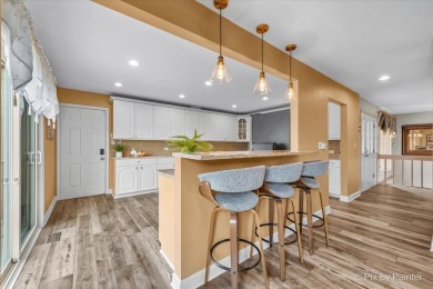 **Multiple offers received. Sellers are calling for highest and on Rolling Knoll Country Club in Illinois - for sale on GolfHomes.com, golf home, golf lot