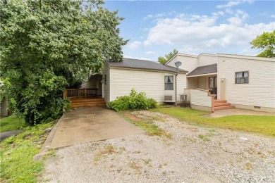 Welcome to this inviting 3-bedroom, 2-bath end-unit condo just on Holiday Island Executive Golf Course in Arkansas - for sale on GolfHomes.com, golf home, golf lot