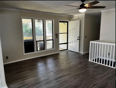 Welcome to this inviting 3-bedroom, 2-bath end-unit condo just on Holiday Island Executive Golf Course in Arkansas - for sale on GolfHomes.com, golf home, golf lot
