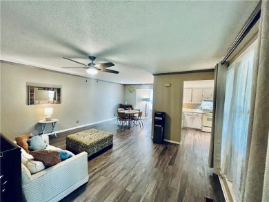Welcome to this inviting 3-bedroom, 2-bath end-unit condo just on Holiday Island Executive Golf Course in Arkansas - for sale on GolfHomes.com, golf home, golf lot