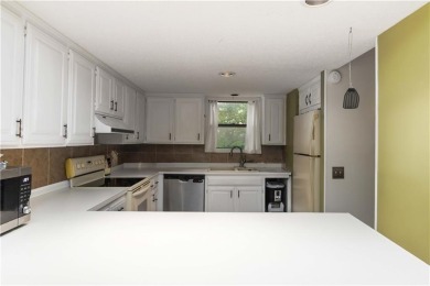Welcome to this inviting 3-bedroom, 2-bath end-unit condo just on Holiday Island Executive Golf Course in Arkansas - for sale on GolfHomes.com, golf home, golf lot