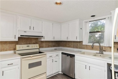 Welcome to this inviting 3-bedroom, 2-bath end-unit condo just on Holiday Island Executive Golf Course in Arkansas - for sale on GolfHomes.com, golf home, golf lot