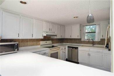 Welcome to this inviting 3-bedroom, 2-bath end-unit condo just on Holiday Island Executive Golf Course in Arkansas - for sale on GolfHomes.com, golf home, golf lot